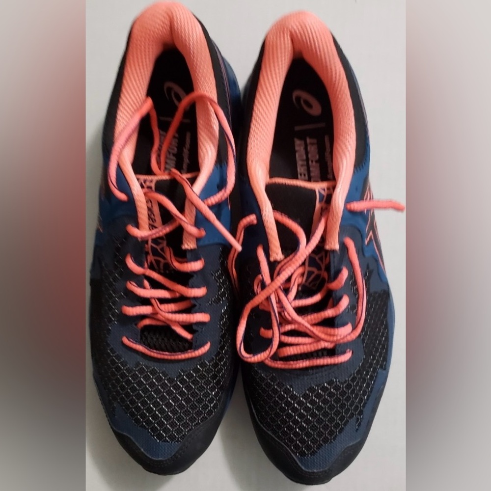 ASICS women tennis shoes sz9